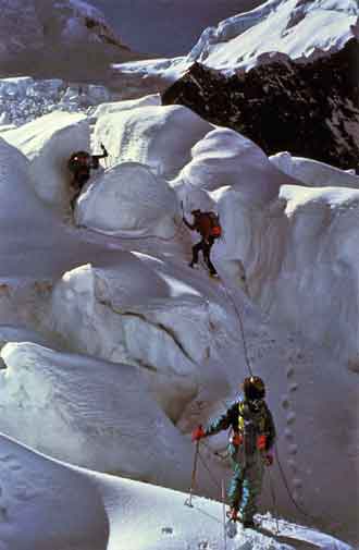
Broad Peak First Ascent Central Summit From Chinese Side 1992 - Trying To Find Route Through The Complex Icefall - alpinejournal.org.uk - photo by Kurt Diemberger
